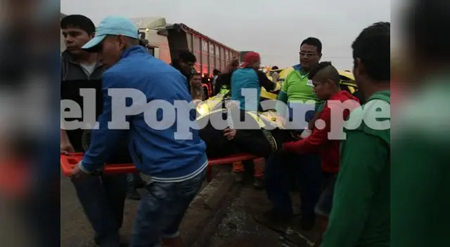 El vehículo terminó con dos de sus ocupantes atrapados El vehículo terminó con dos de sus ocupantes atrapados