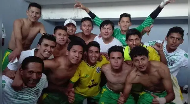 En el camerino celebran jugadores del Sport Huanta. FOTO: Club Huanta En el camerino celebran jugadores del Sport Huanta. FOTO: Club Huanta