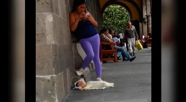 Señalan que no es la primera vez que la mujer es vista hacer eso con su bebé