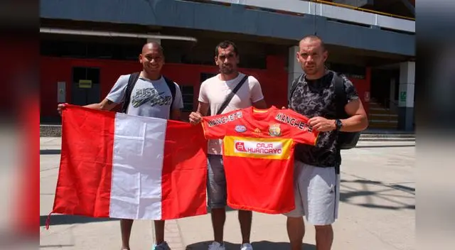 Cleque, Blas López y "Torito" Meza Cuadra flamean la bandera nacional