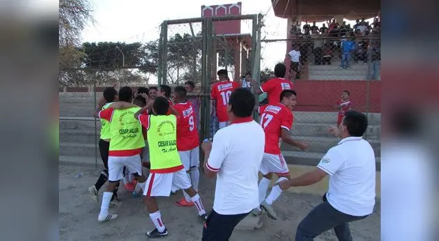 Festejo de los jugadores del Octavio Espinoza