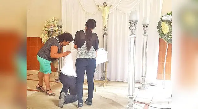 El ex alcalde llora en el féretro de su pequeña hija.