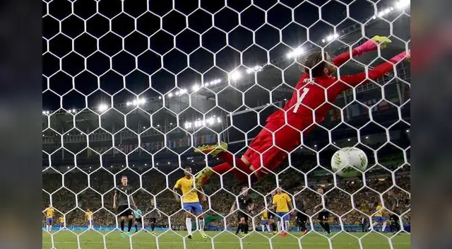 El golero alemán no llega en el tiro libre de Neymar