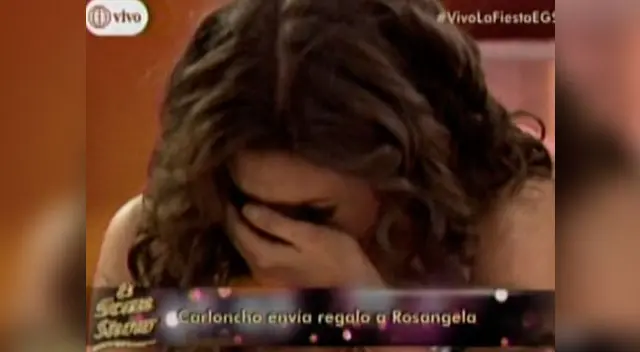 Rosángela llora al recibir el oso gigante de Carloncho