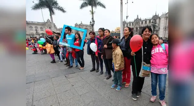 Actividad congregó a cientos de niños que tuvieron la oportunidad de fotografiarse con artistas