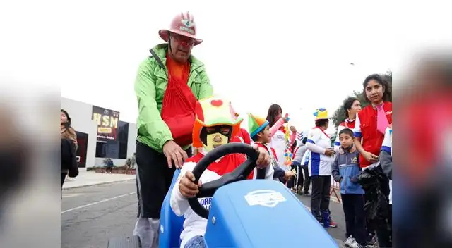 Bombero con un niño en rehabilitación