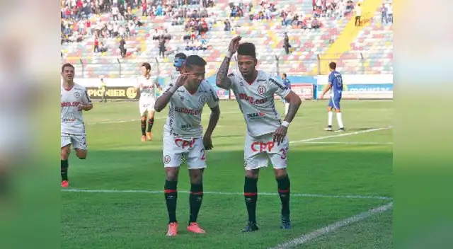 Gómez y polo ensayan unos pasitos de baile celebrando la conquista del delantero, que puso broche de oro al triunfo ante los churres