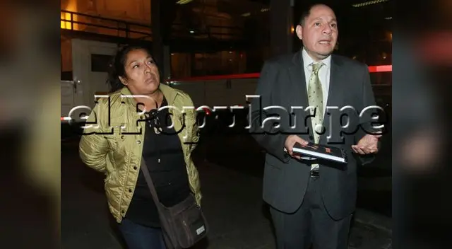 Madre de adolescente junto con su abogado, tras salir de Defensoría.