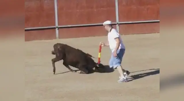 Los sujetos le clavan las espadas en el cuerpo Los sujetos le clavan las espadas en el cuerpo