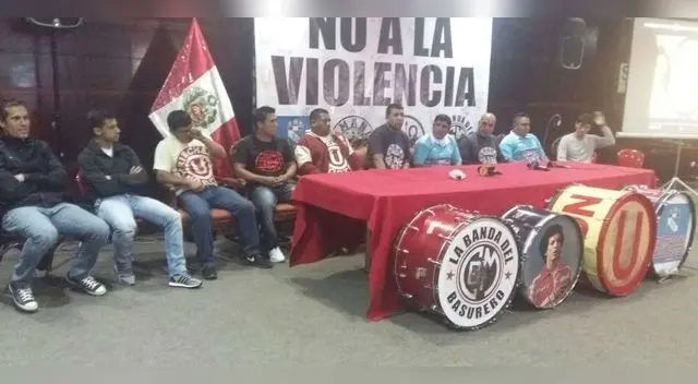 Hinchas y jugadores en la conferencia