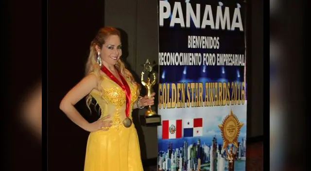 La revelación musical feliz con su trofeo. 