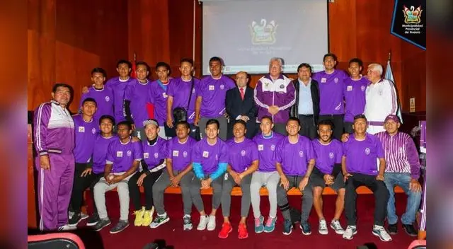 La plantilla en pleno del equipo que saca la cara por Huacho.