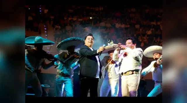 Divo de Juárez se llevó los aplausos de miles de asistentes a su concierto Divo de Juárez se llevó los aplausos de miles de asistentes a su concierto