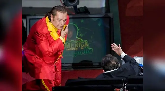 'El Divo de Juárez' saludando a Chespirito