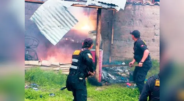 Madre la había dejado sola un instante, para comprar una gaseosa