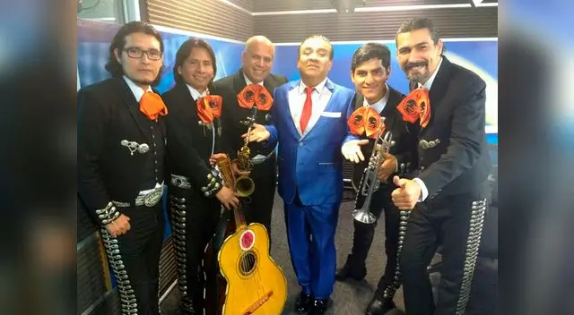 Llevó mariachis a la cabina de radio