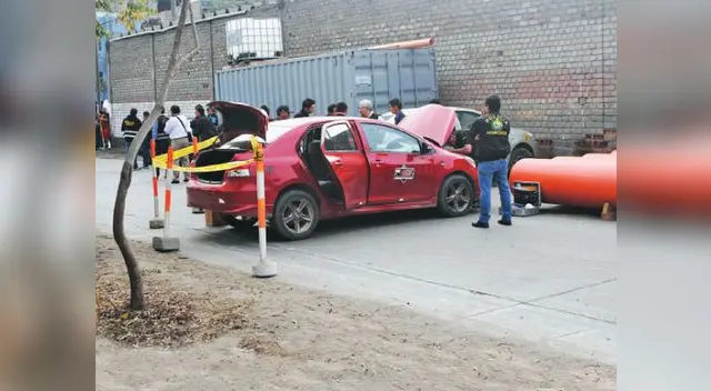 Policía en pleno hallazgo en yerbateros del vehículo robado a plinio chuco, cuyo cadáver fue encontrado ayer en Canta