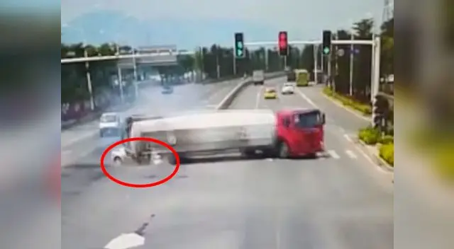 Los cinco ocupantes terminaron siendo aplastados por el pesado vehículo 