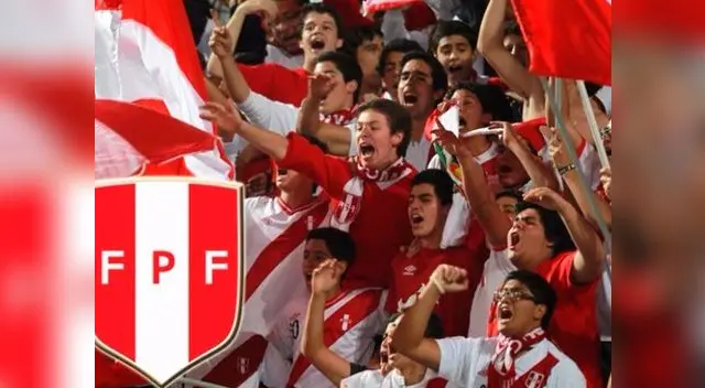 La hinchada peruana continúa alentando 