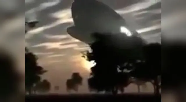 La enorme nave invadió el cielo de Malasia y rodeó al pequeño pueblo La enorme nave invadió el cielo de Malasia y rodeó al pequeño pueblo