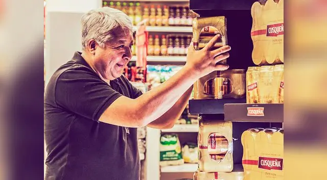 Botellas y plástico que las protege son recicladas Botellas y plástico que las protege son recicladas