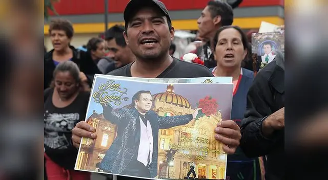 Mexicanos esperan sus restos para rendirle homenaje