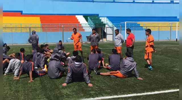 El Charapa Torres trabajando fuerte con sus pupilos en Hualgayoc