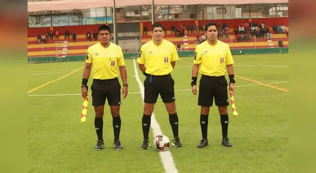 El juez Hibert Villegas flaqueado por sus líneas Enrique Pinto y Wilson Requejo. FOTO: José Abanto El juez Hibert Villegas flaqueado por sus líneas Enrique Pinto y Wilson Requejo. FOTO: José Abanto