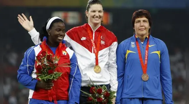 Yarelys Barrios, primera de la izquierda, celebra con la medalla de plata