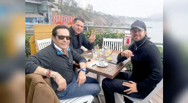 Pepillo junto a Crhistian y Elio Zuárez almorzando frente al mar en lima.