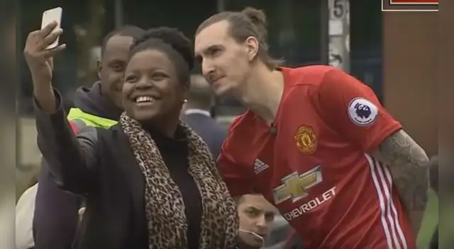 Hinchas felices se toman fotos con el doble de Zlatan