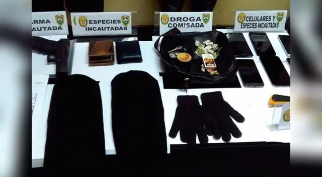 Agentes encontraron guantes y otros objetos dentro de automóvil Agentes encontraron guantes y otros objetos dentro de automóvil
