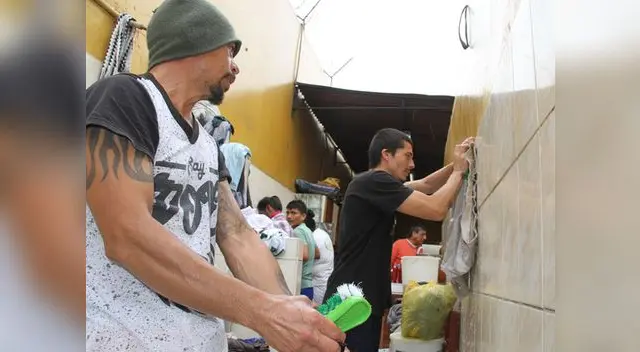 Internos del penal Sarita Colonia del Callao realizan trabajos de limpieza para evitar enfermedades infectocontagiosas