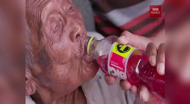 Gotho disfrutando su refresco favorito Gotho disfrutando su refresco favorito