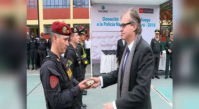 Ministro Basombrío entrega una de las armas de fuego Ministro Basombrío entrega una de las armas de fuego