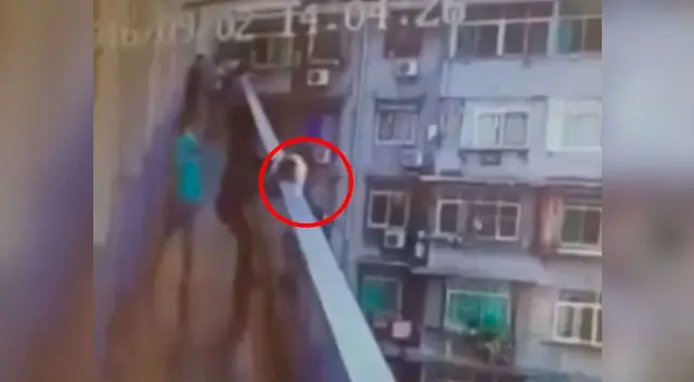 La menor se acercó y atacó a la otra niña que caminaba cerca al balcón La menor se acercó y atacó a la otra niña que caminaba cerca al balcón