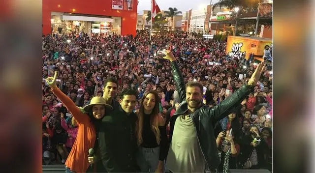 Alzando los brazos con todos sus seguidores.