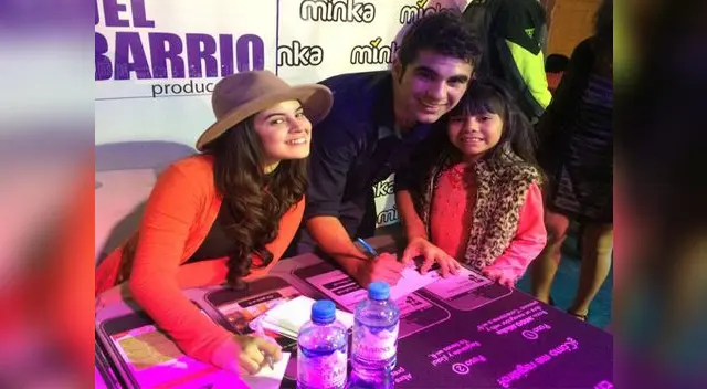 Los actores con el amor de sus fans.