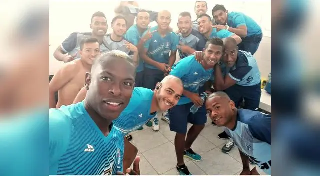 Festejos en el camerino de la Bocana tras la victoria en Lambayeque