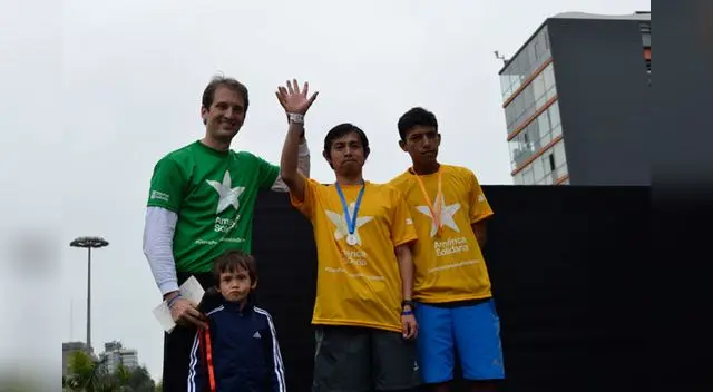 Claudio Rebatta ganador de la prueba premiado por Felipe Custer Claudio Rebatta ganador de la prueba premiado por Felipe Custer