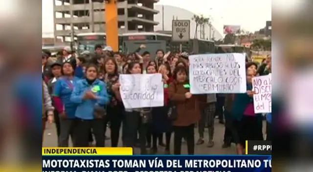Mototaxistas bloquearon vía de el Metropolitano en Independencia en protesta Mototaxistas bloquearon vía de el Metropolitano en Independencia en protesta