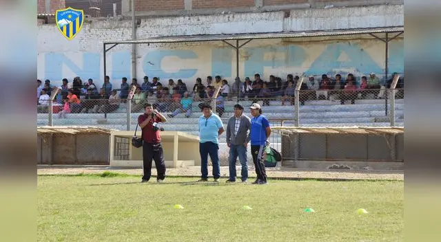 El técnico Lizandro Barbarán en pleno estadio Muncipal El técnico Lizandro Barbarán en pleno estadio Muncipal