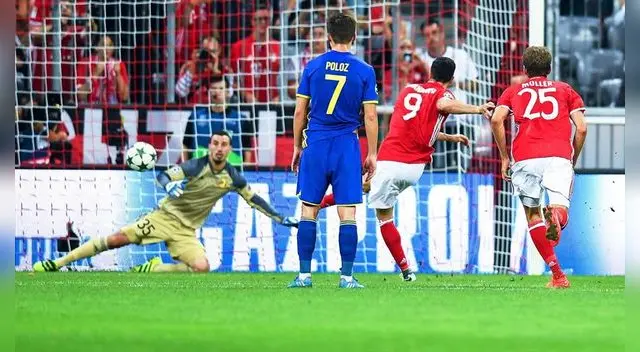 Robert Lewandowski marca de penal el primero del Bayern