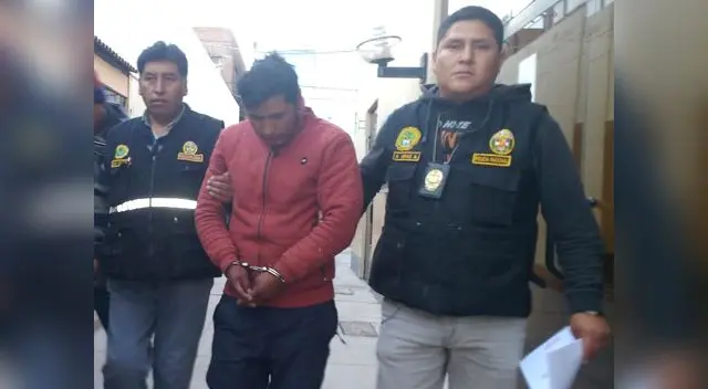 El minero junto a dos policías El minero junto a dos policías