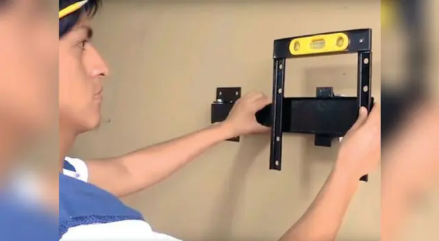 Asegúrate de tener taladro, martillo, atornillador, guantes y gafas Asegúrate de tener taladro, martillo, atornillador, guantes y gafas