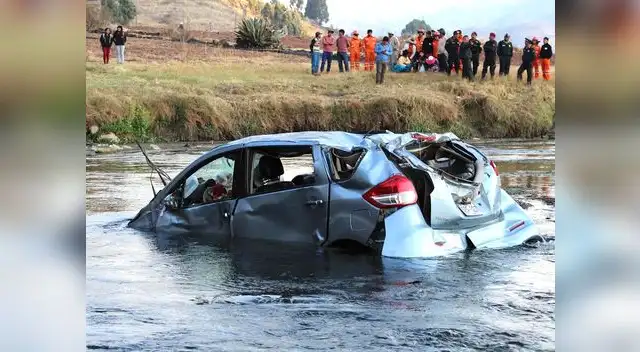 Uno de los vehículos en las aguas del río Uno de los vehículos en las aguas del río