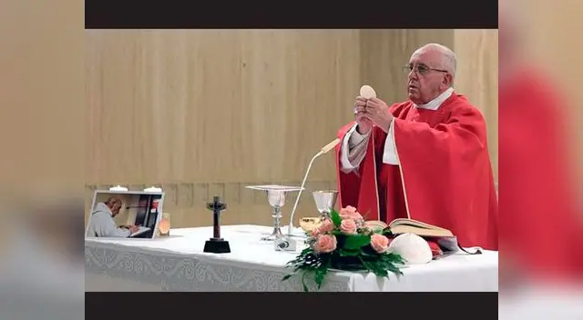 El papa Francisco durante la misa que celebró en memoria del cura francés. El papa Francisco durante la misa que celebró en memoria del cura francés.