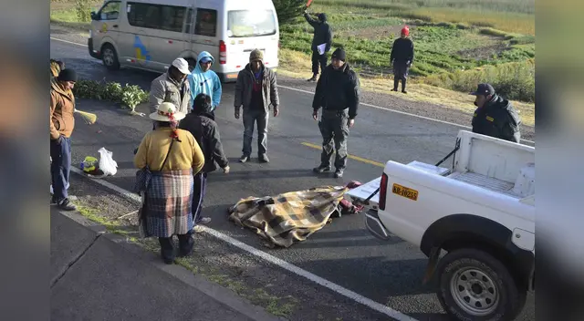 El cadáver de Platero Quispe yace en la pista.   