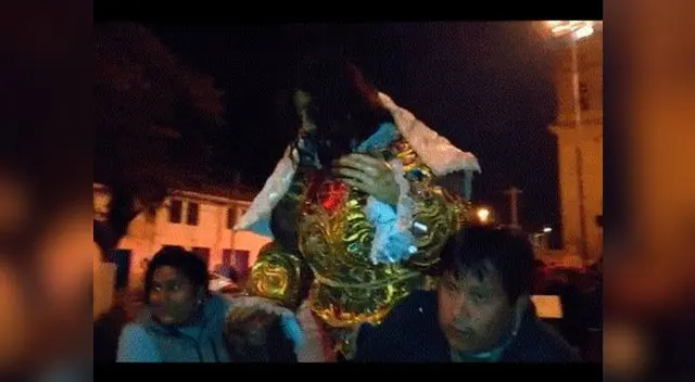 Vecinos llevan entre brazos a uno de los santos Vecinos llevan entre brazos a uno de los santos