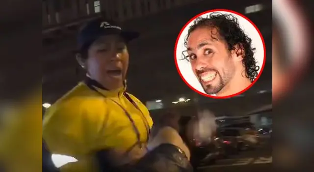 El bromista logró asustar a la trabajadora y continuó con sus tips 